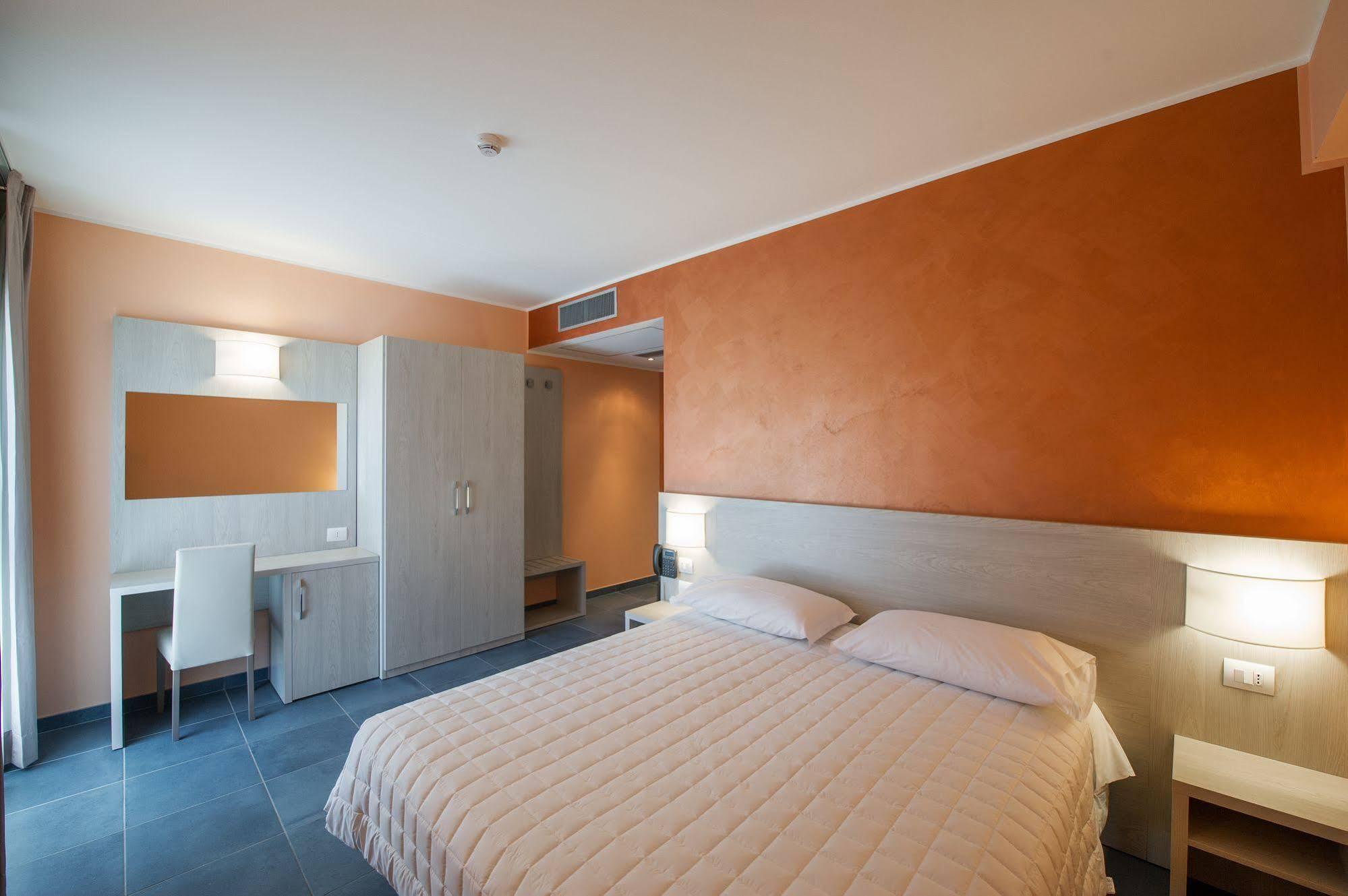 Hotel Testani Колеферо Екстериор снимка